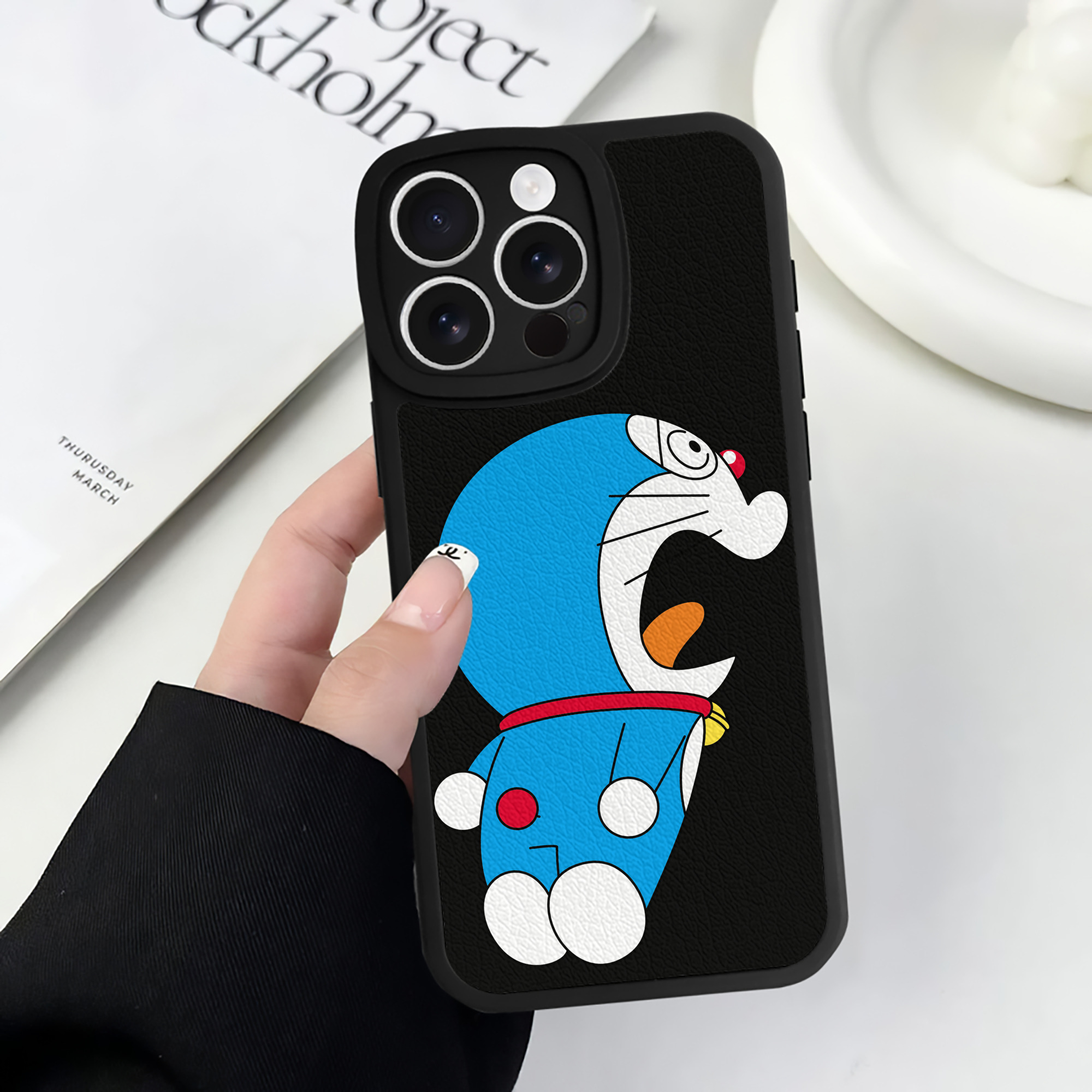 （画像用） ドラえもん Doraemon 【iPhone 16シリーズ対応】シリコンスマホケース（レザー調） 材質：シリコン